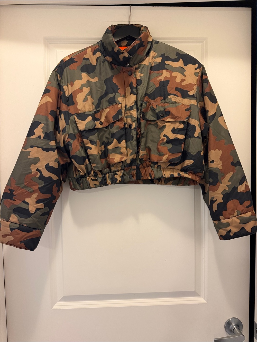 Woman Camouflage Cropped Puffer Jacket - Green/Brown Camo